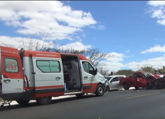 Acidente na BA-052 deixa um morto, feridos e trânsito paralisado