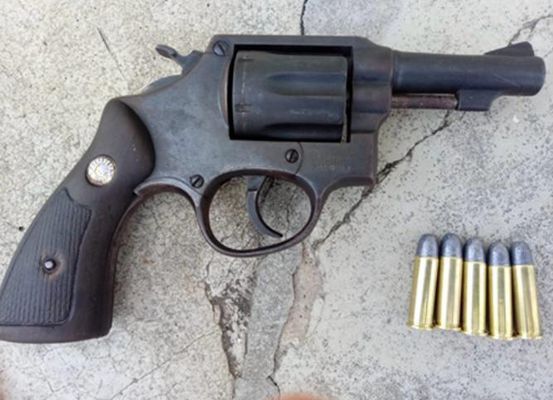Após denúncia, homem foge da Polícia Militar e abandona revolver no mato em Canarana