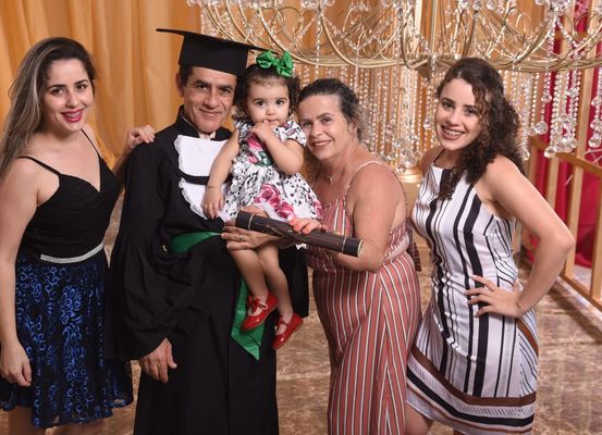 Auxiliar de Serviços Gerais comemora conclusão de curso técnico em enfermagem aos 60 anos