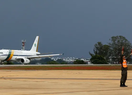 Avião presidencial arremete ao tentar pousar em Sorocaba