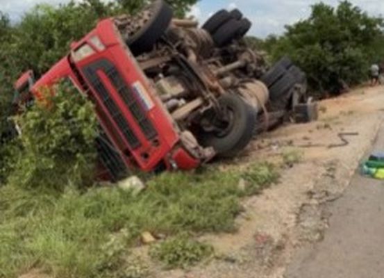 Carreta tomba próximo ao contorno de Presidente Dutra