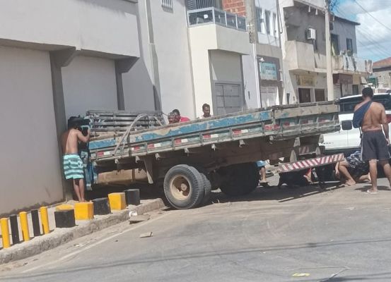 Carro desgovernado invade residência em Irecê