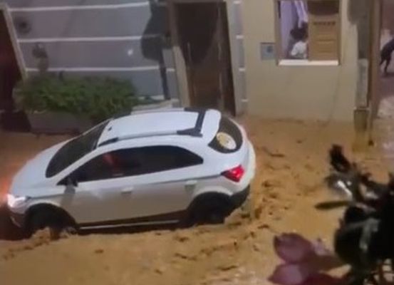 Chuva em Gentio do Ouro arrasta carros, invade casas e deixa ruas alagadas. Veja previsão para hoje!