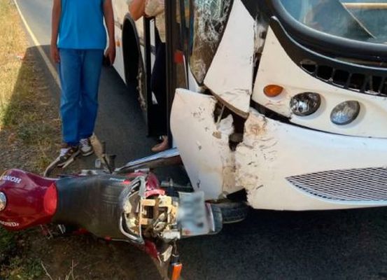 Colisão entre ônibus escolar e motocicleta deixa ferido na BA-148, em Ibititá