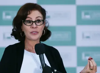 Deputada Carla Zambelli, condenada pelo STF, deixa o Brasil