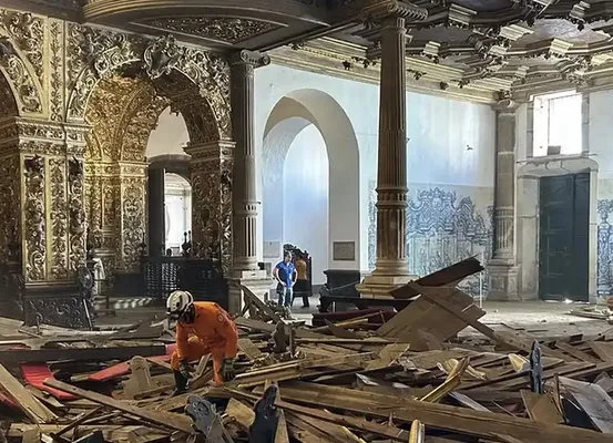 Desabamento de teto de igreja histórica causa morte de jovem na Bahia