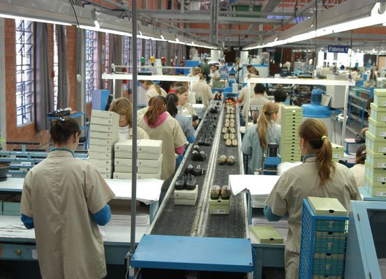 Desemprego cai para 6,4% entre julho e setembro, diz IBGE