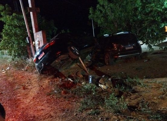Duas pessoas ficam feridas após batida de carro em Irecê