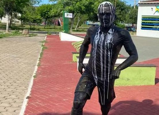 Estátua de Daniel Alves é removida de praça em Juazeiro