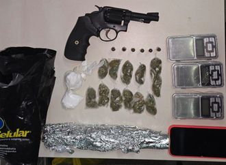 Homem é preso em flagrante com armas, munição e drogas em Irecê