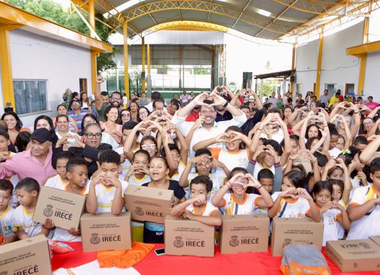 Irecê inicia entrega de kits escolares para alunos da rede municipal