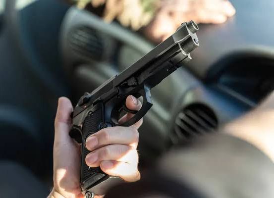 Jovem é executado a sangue frio com três tiros por dois homens