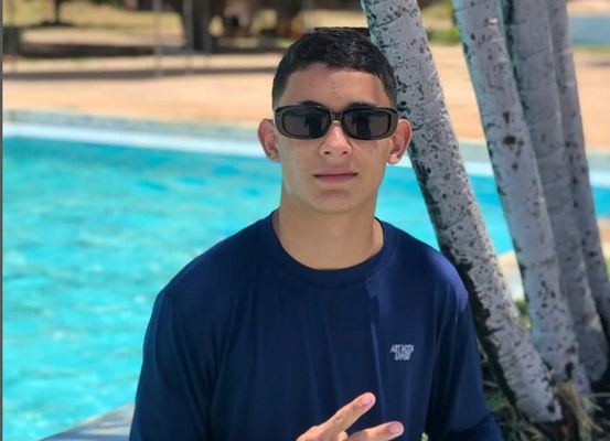 Jovem morre após bater moto nos fundos de um trator em São Gabriel