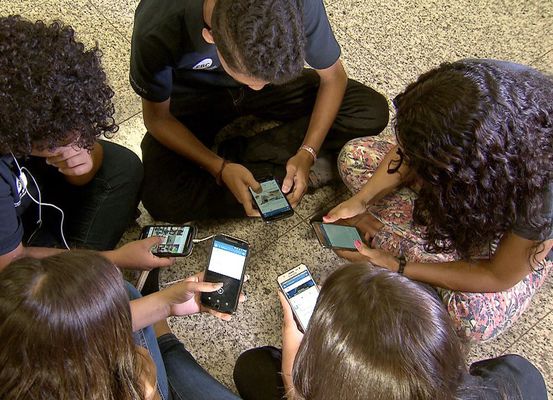 MEC lança guias sobre uso de celulares em ambiente escolar