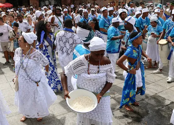 Milhares de pessoas celebram Dia de Iemanjá em cerimônias no Rio