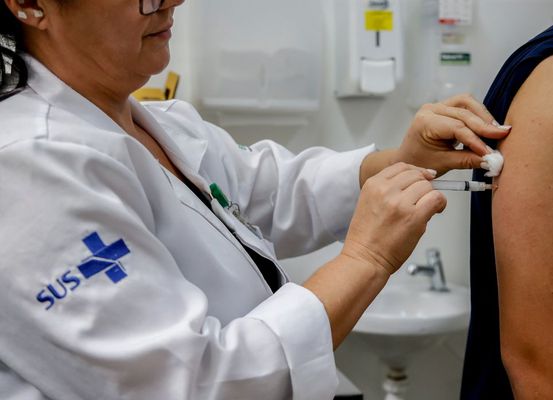 Ministério da Saúde amplia idade para receber vacina contra a dengue