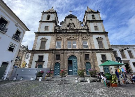 Parte de teto da famosa 'igreja de ouro' do Centro Histórico de Salvador desaba, 3 ficam feridos