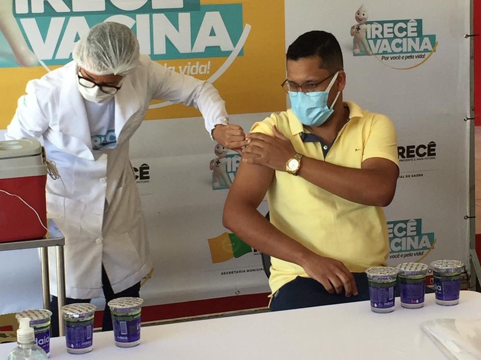 Ueigla Batista, 29 anos, foi o segundo a ser imunizado na cidade de Irecê